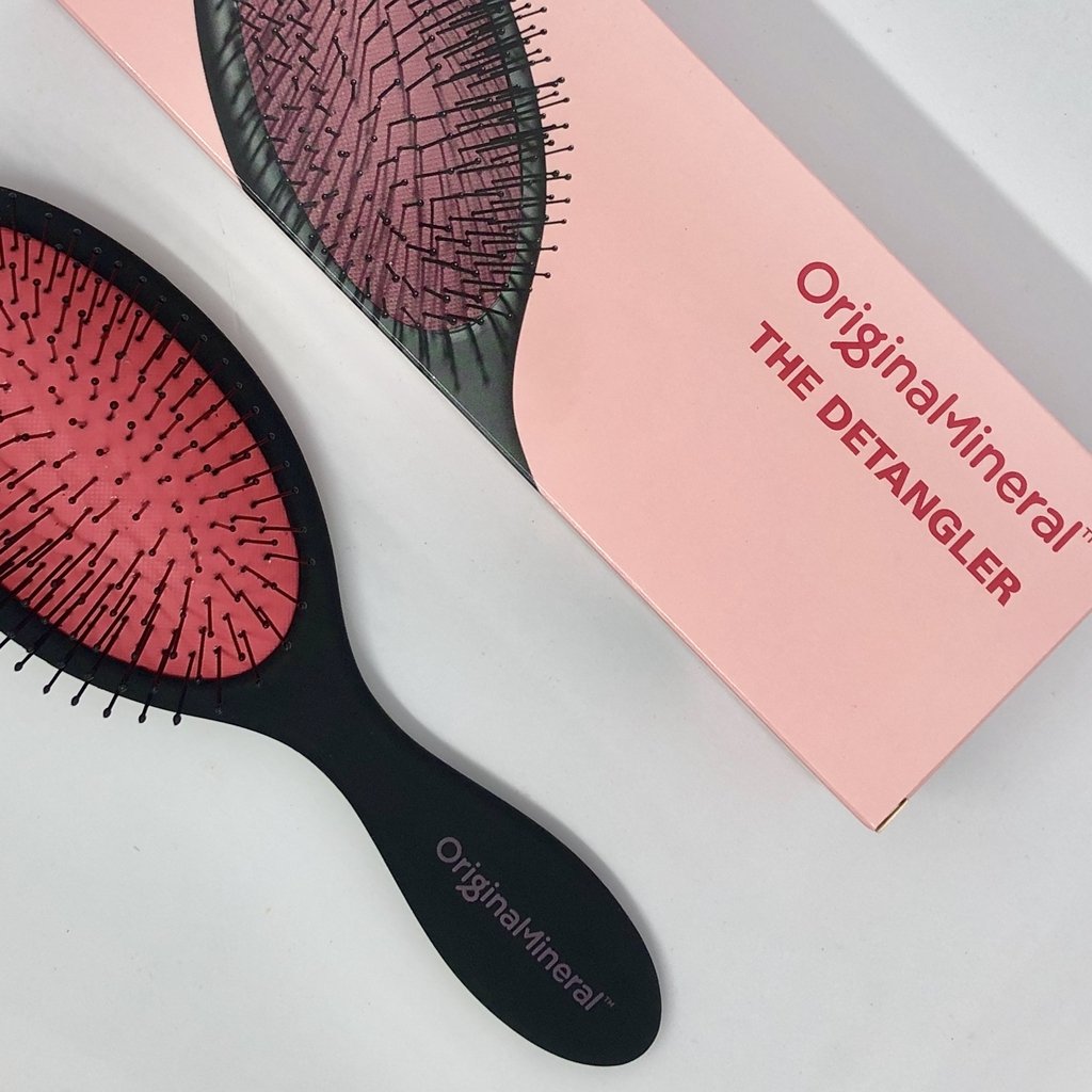 O&M The Detangler Brush - HairBeautyInk